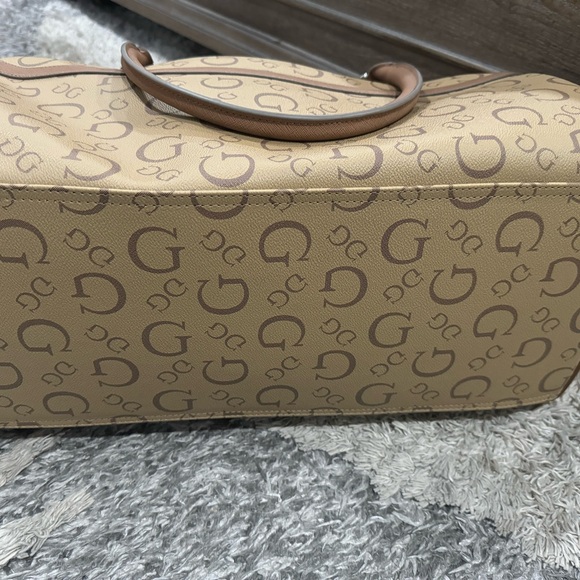 Guess travel bag lot - Picture 7 of 10